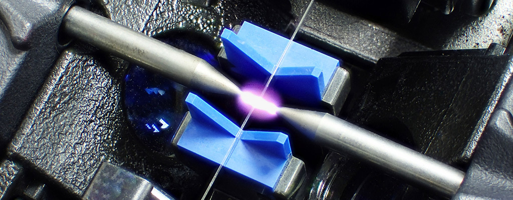 تفاوت تکنولوژی V-groove با Core Alignment